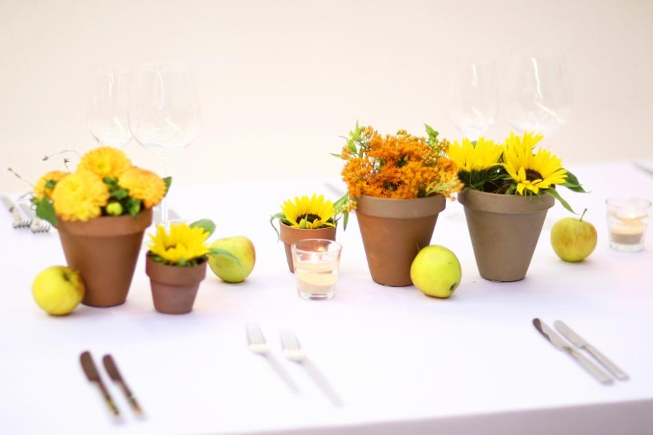 individuelle Eventfloristik; Sonnenblumen; sommerliche Tischdekoration