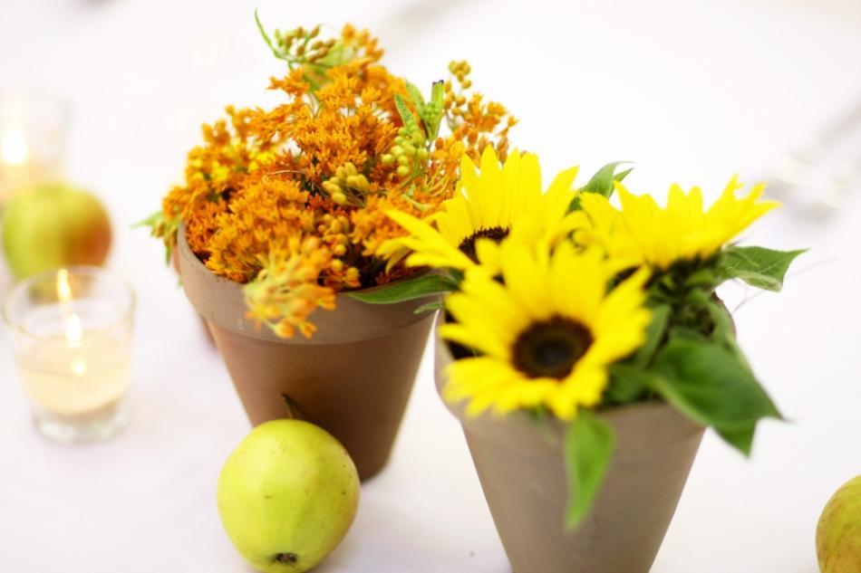 sommerliche Eventfloristik; Sonnenblumen; gelbe Tischdekoration; Zitronen