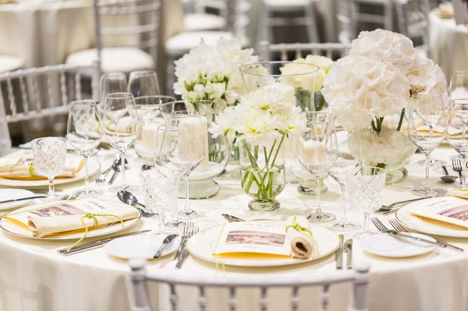 Hochzeitsdekoration; weiße Hortensien; edle Dekoration mieten