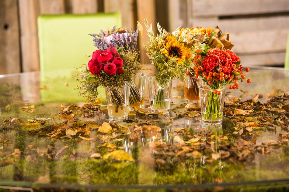 Herbstliche Tischdekoration mieten; Tischdekoration mit Rosen