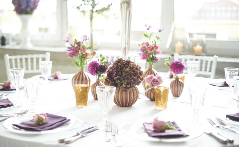 Herbstliche Tischdekoration; Hortensien; Broste Vasen mieten