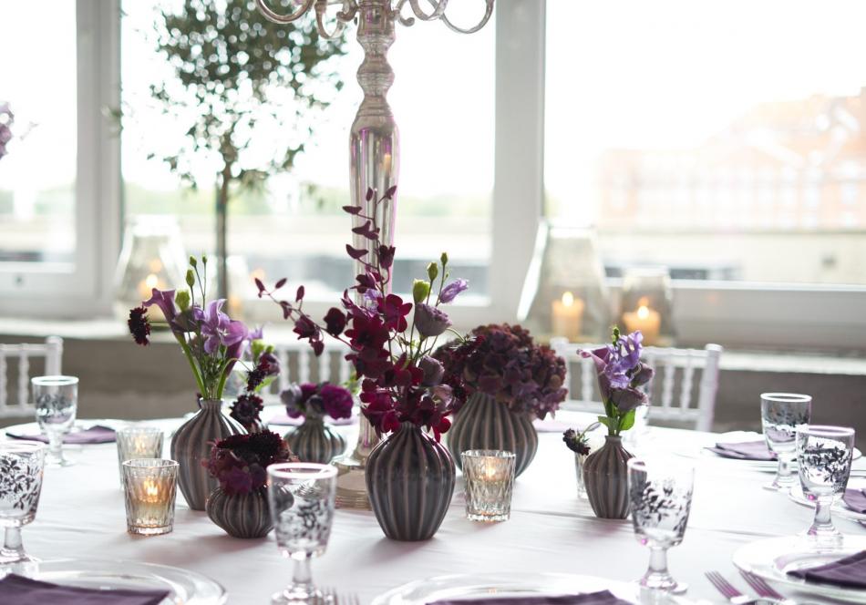 Herbstliche Tischdekoration; Hortensien; Broste Vasen grau mieten
