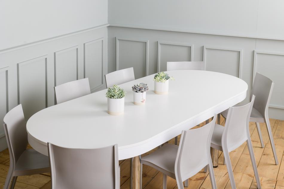 ovaler Tisch weiß; ovale Tafel; Tisch oval mieten; Mietmobiliar