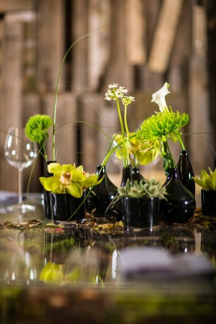 Herbstliche Tischdekoration mieten; grüne Dekoration; Chrysanthemen