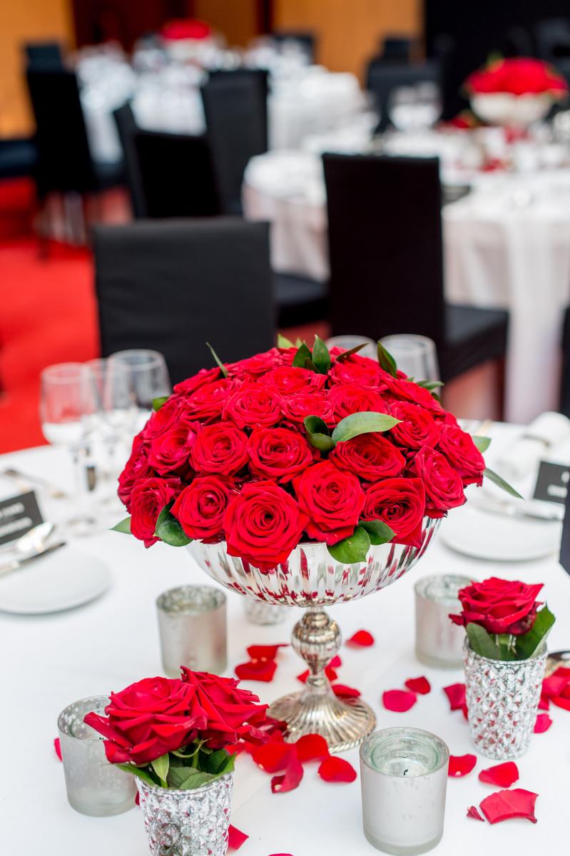 Hochzeitsdekoration; rote Rosen; edle Dekoration mieten