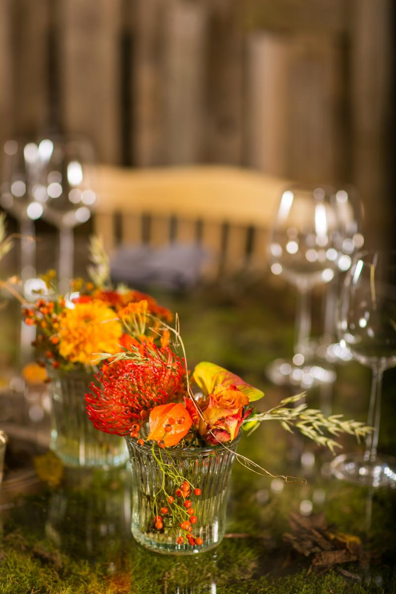 Herbstliche Tischdekoration; Dekoration in orange