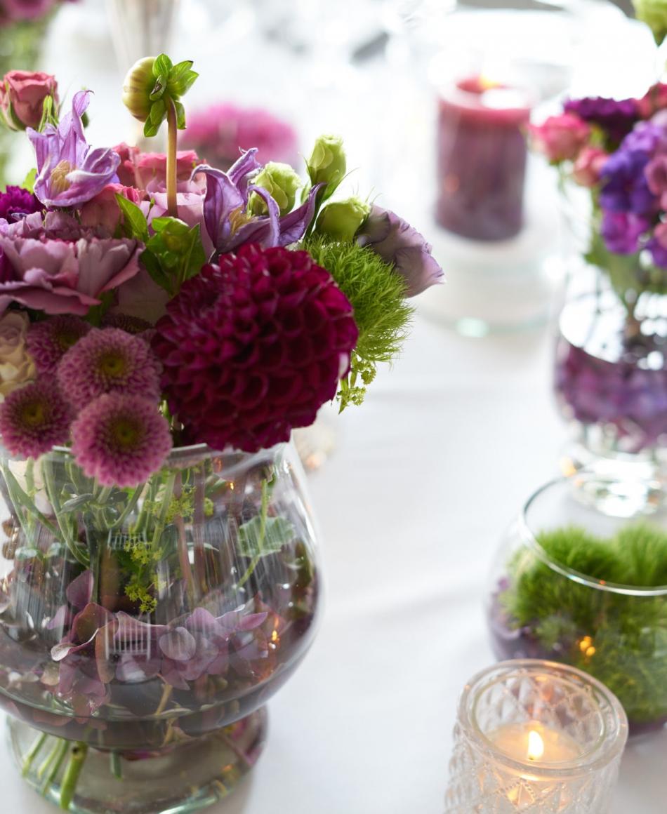 Herbstliche Tischdekoration; Hortensien; Broste Vasen mieten